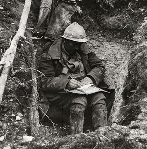 Soldat de la Première Guerre Mondiale écrivant une lettre dans les tranchées